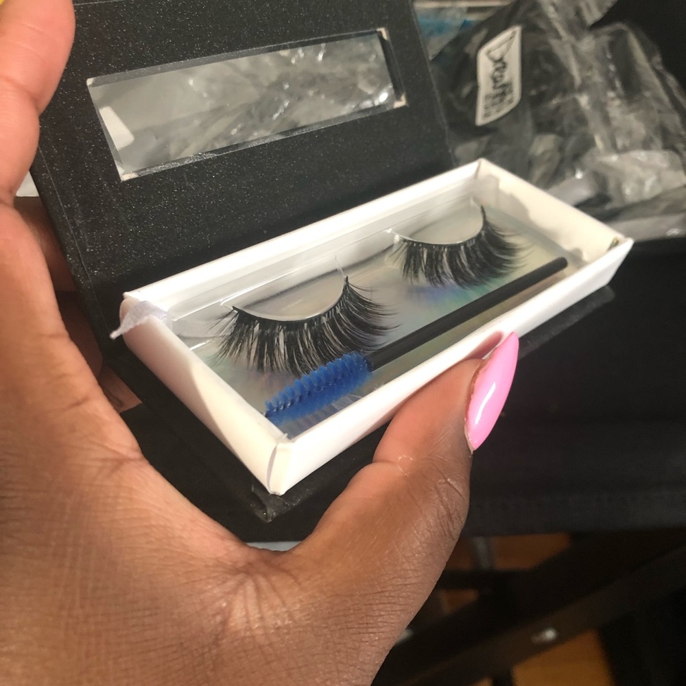 Lashes - Picture 2 of 3